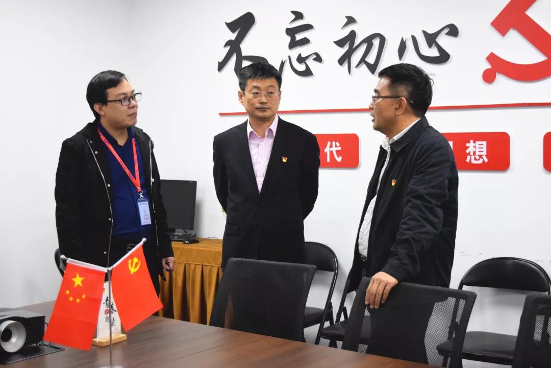 中共安陽市委網(wǎng)信辦主任路玉軍、副主任王曉萌等一行人蒞臨安陽青峰網(wǎng)絡(luò)指導(dǎo)工作