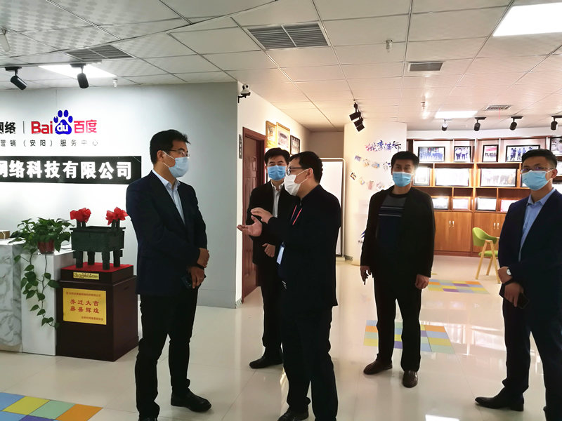 安陽(yáng)市商務(wù)局副局長(zhǎng)張躍勇，攜同天津伍創(chuàng)電子商務(wù)有限公司李富民一行蒞臨安陽(yáng)青峰網(wǎng)絡(luò)參觀指導(dǎo)！！